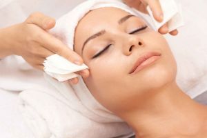 Servicio de Tratamientos faciales en Girona Mújer depilándose las piernas en Girona