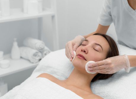 Servicio de limpieza facial en Girona